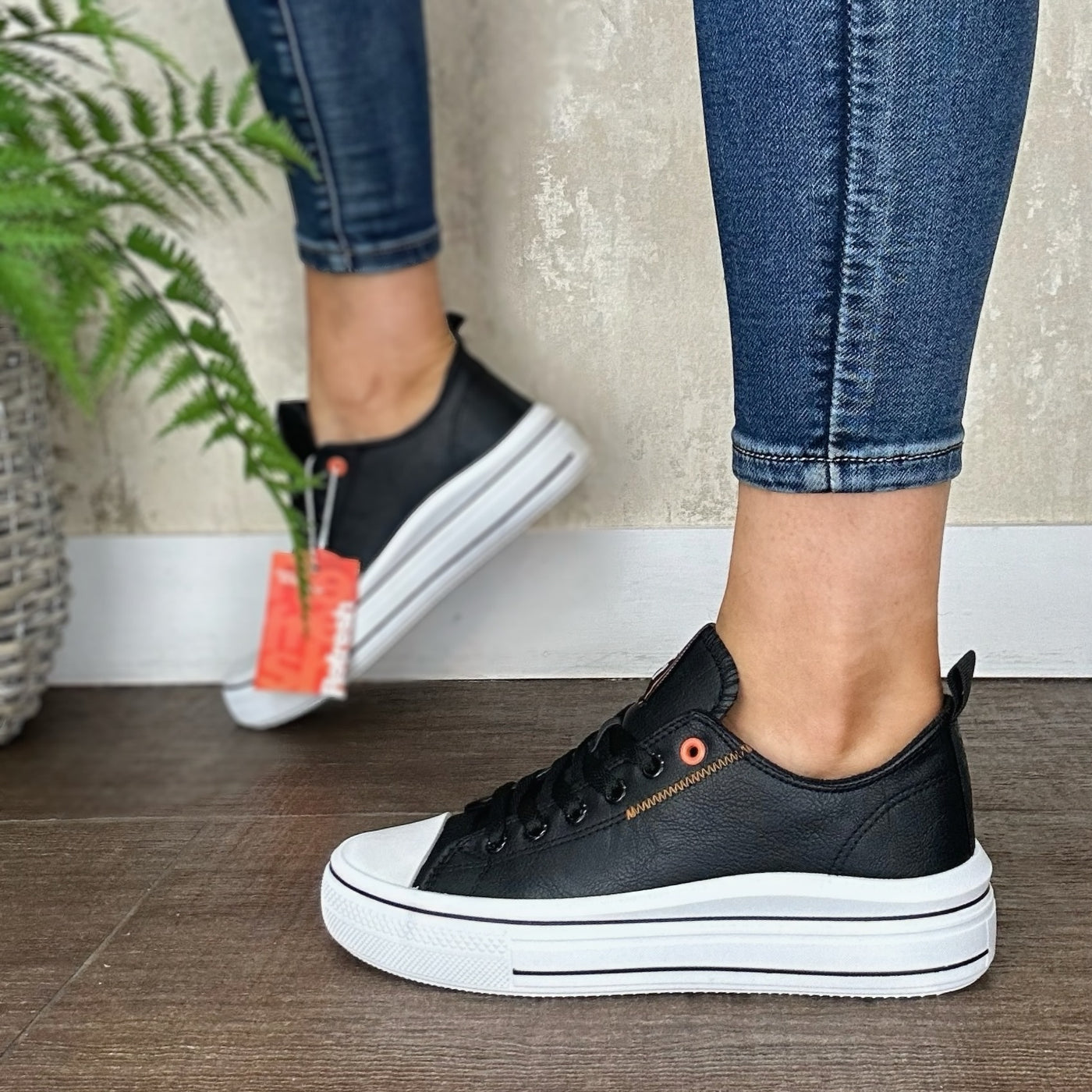 Refresh - Low Trainer in Black 172366