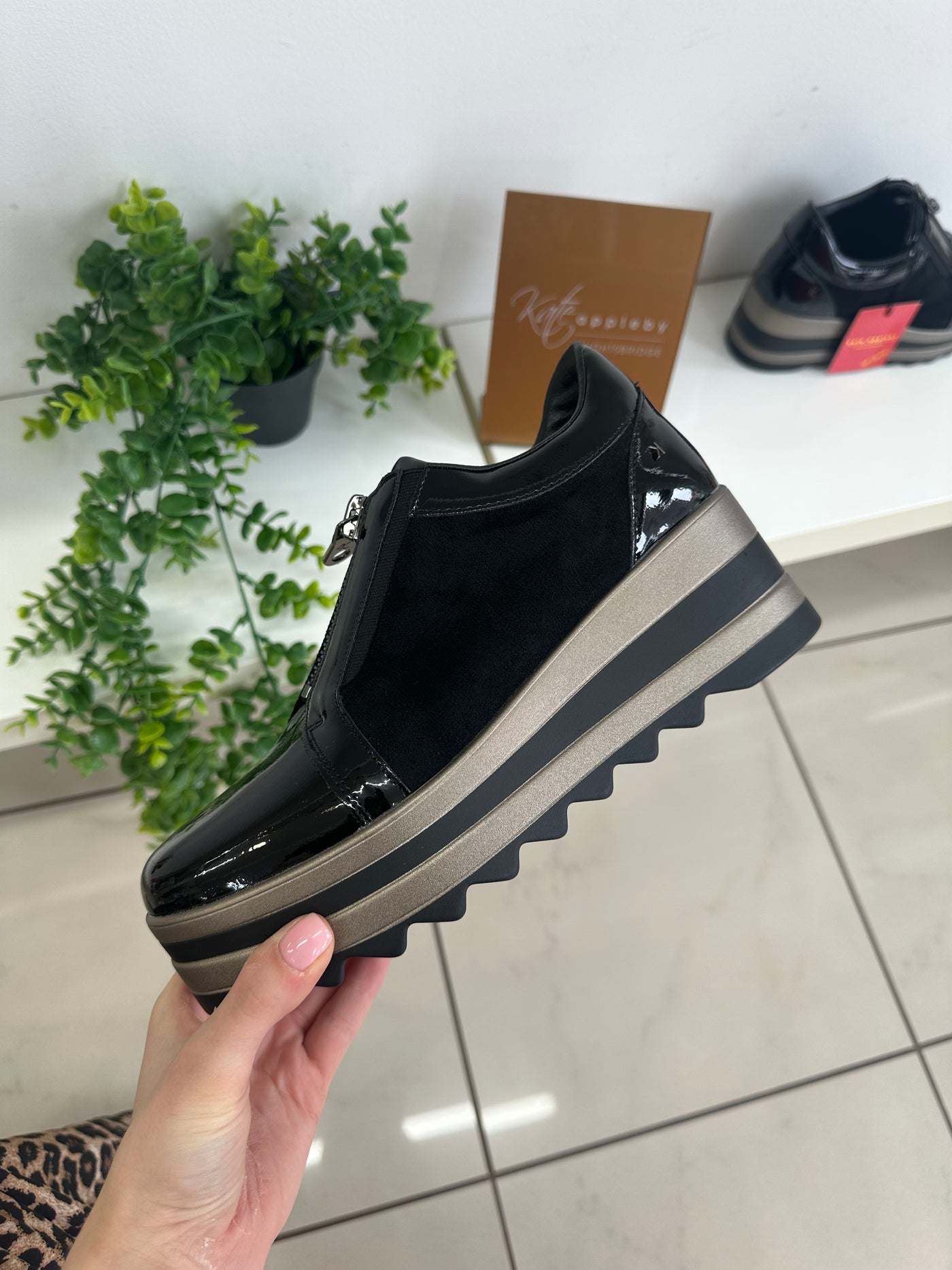 Kate Appleby Devizes in Schwarz