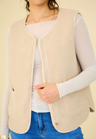 Nina Shearling Gilet in Beige