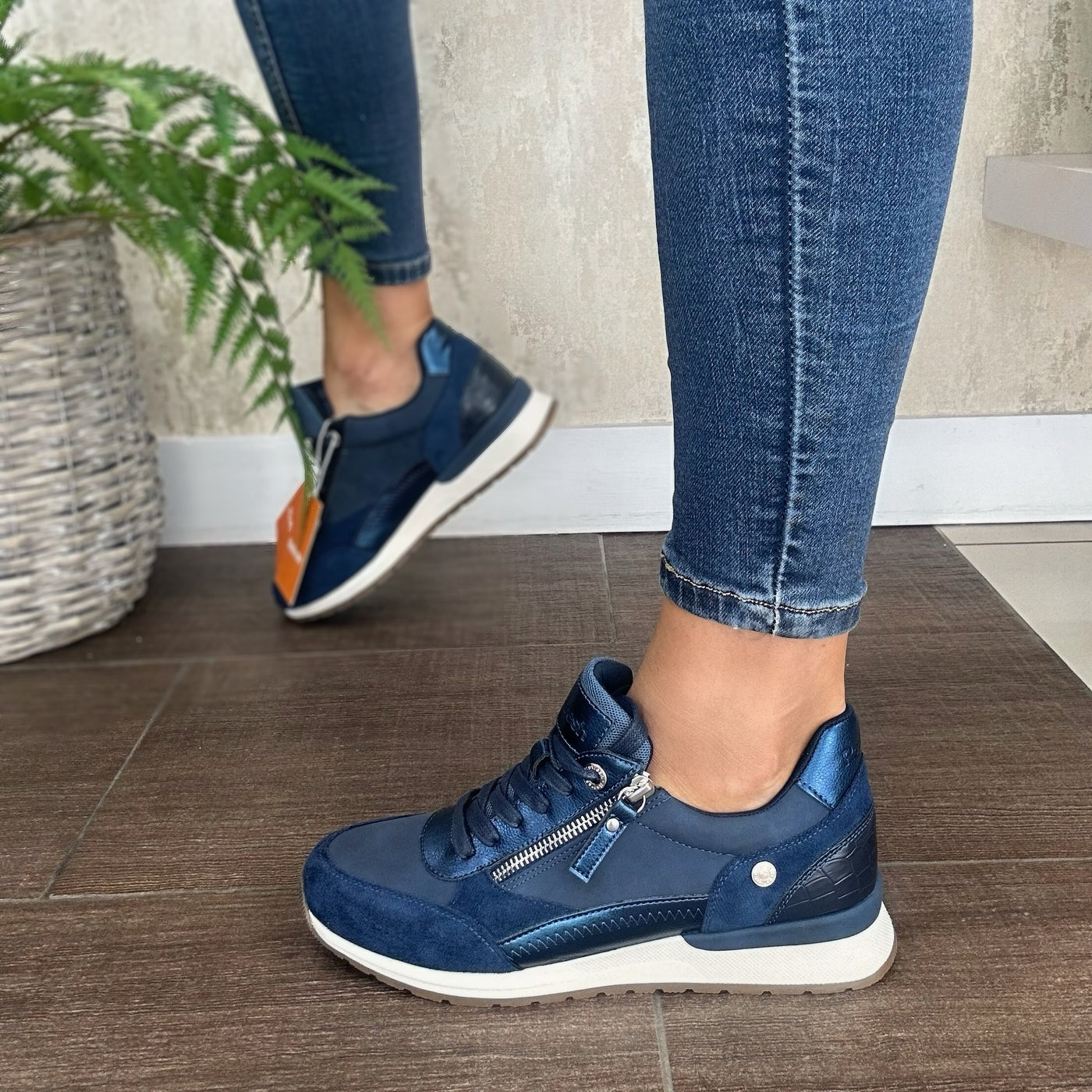 Refresh – Trainers in Navy with Metallic Detail 172959