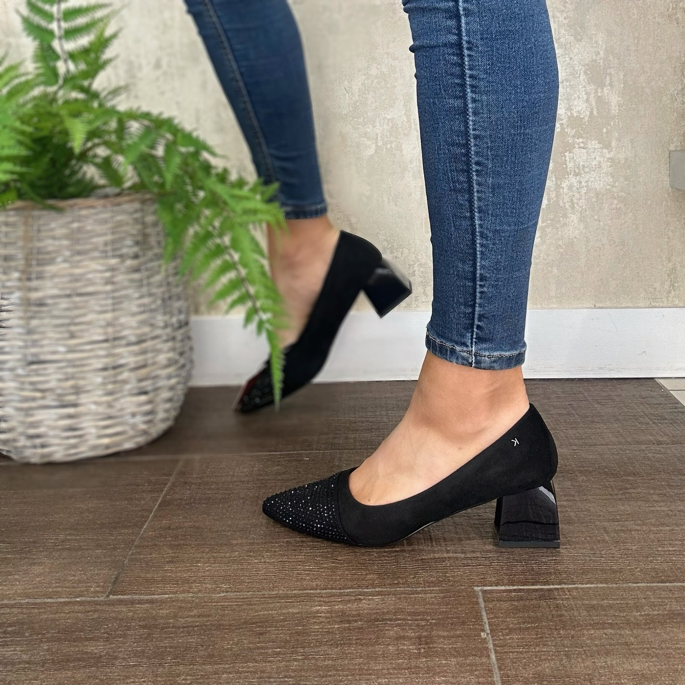 Kate Appleby – “Moulton” Heel in Schwarz Shimmer