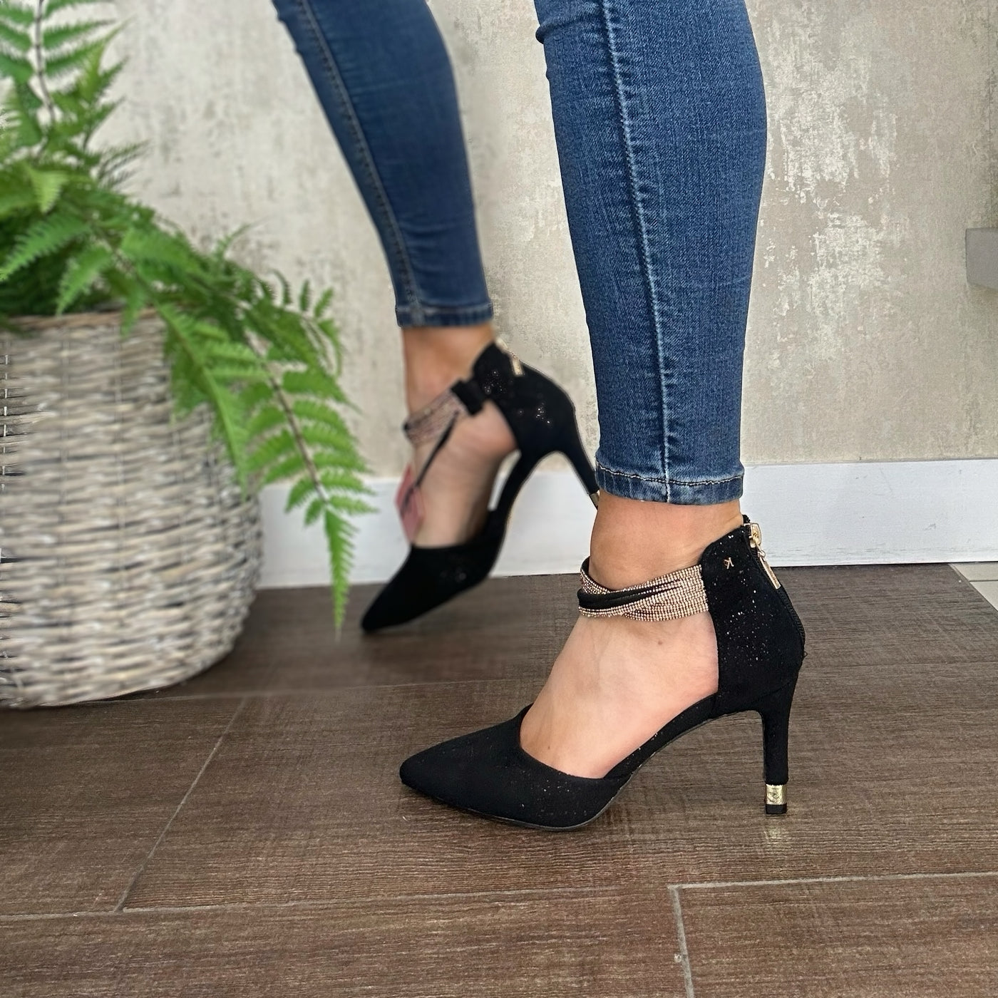 Kate Appleby – “Appledore” Heel in Schwarz Dust