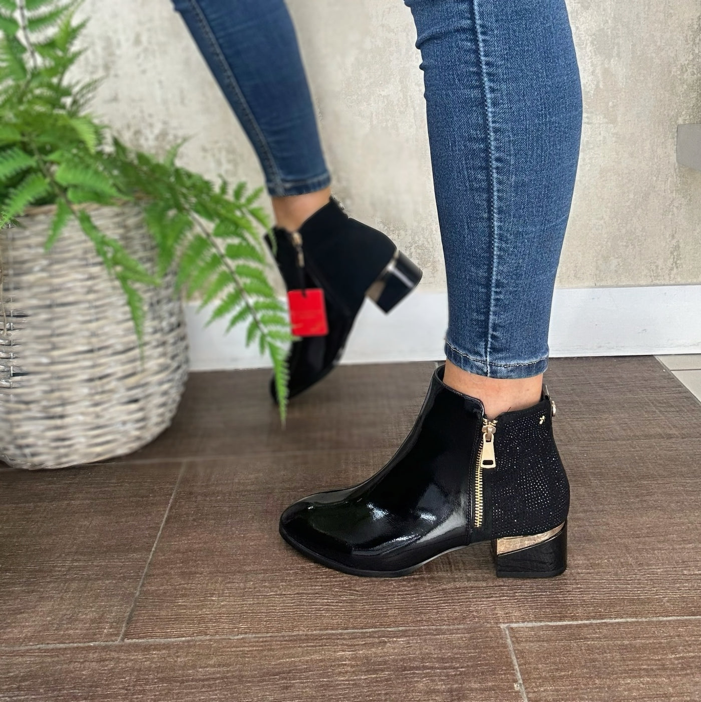 Kate Appleby – “Forfar” Ankle Boot in Schwarz