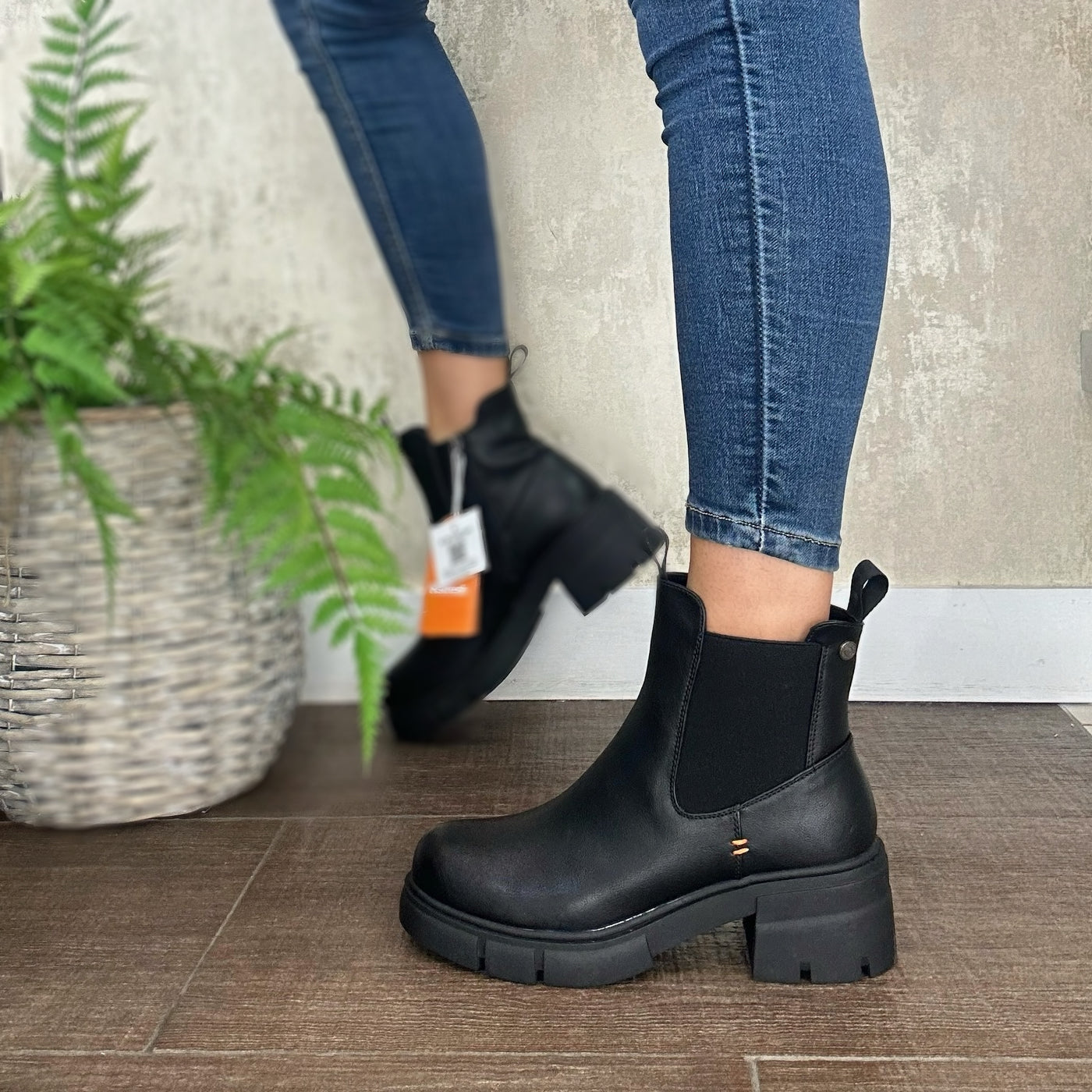 Refresh – Chunky Chelsea Boot in Black 172905
