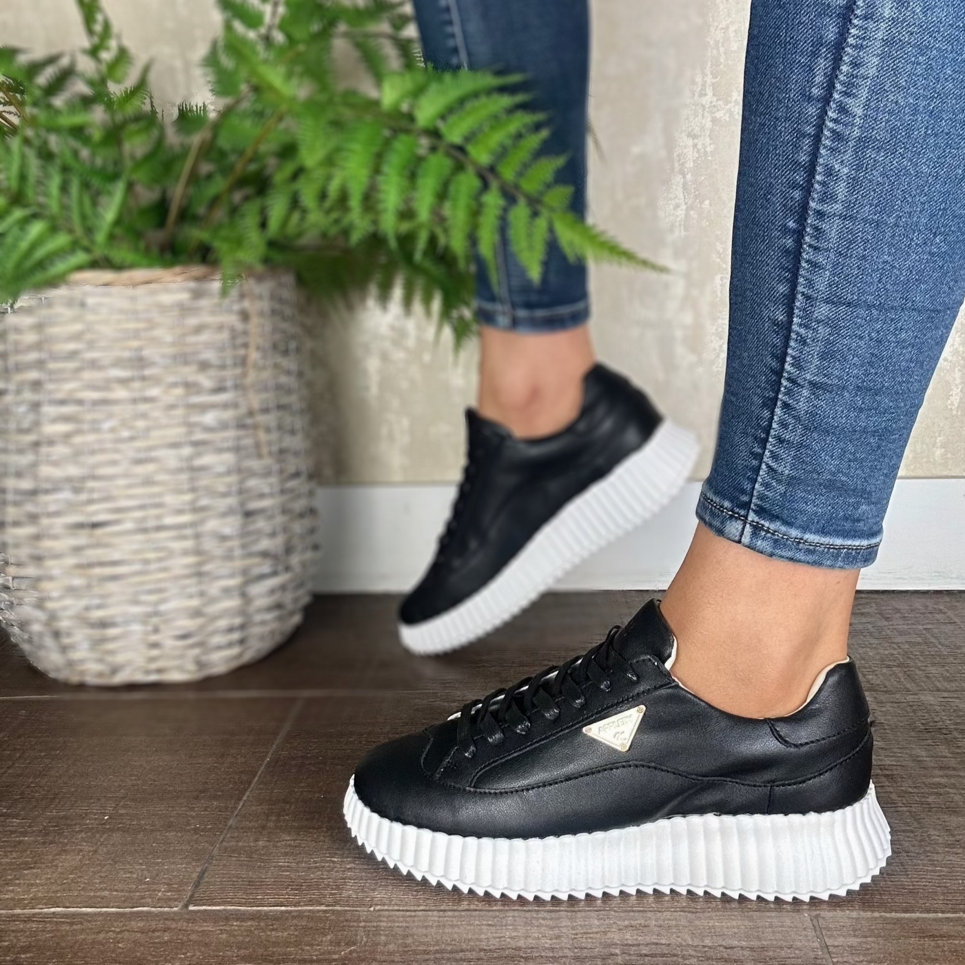 Kate Appleby Clifton Trainer In Schwarz
