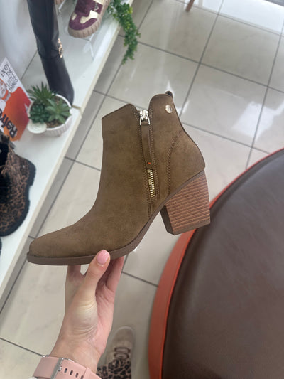 Refresh – Country Style Ankle Boot in Taupe Microfibre 173015