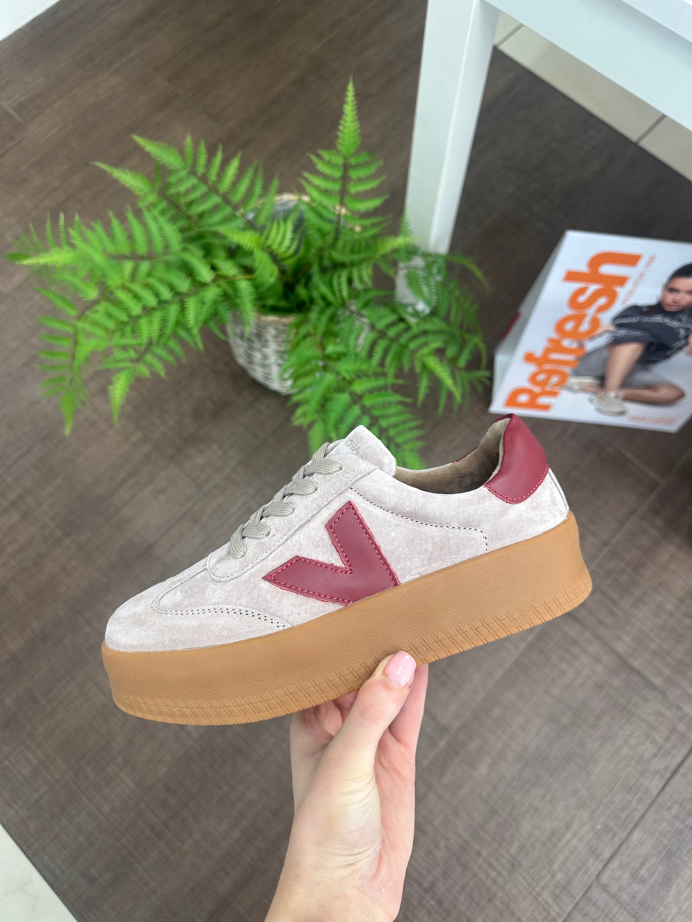 Drilleys – Eighty Four Trainer in Brick Red