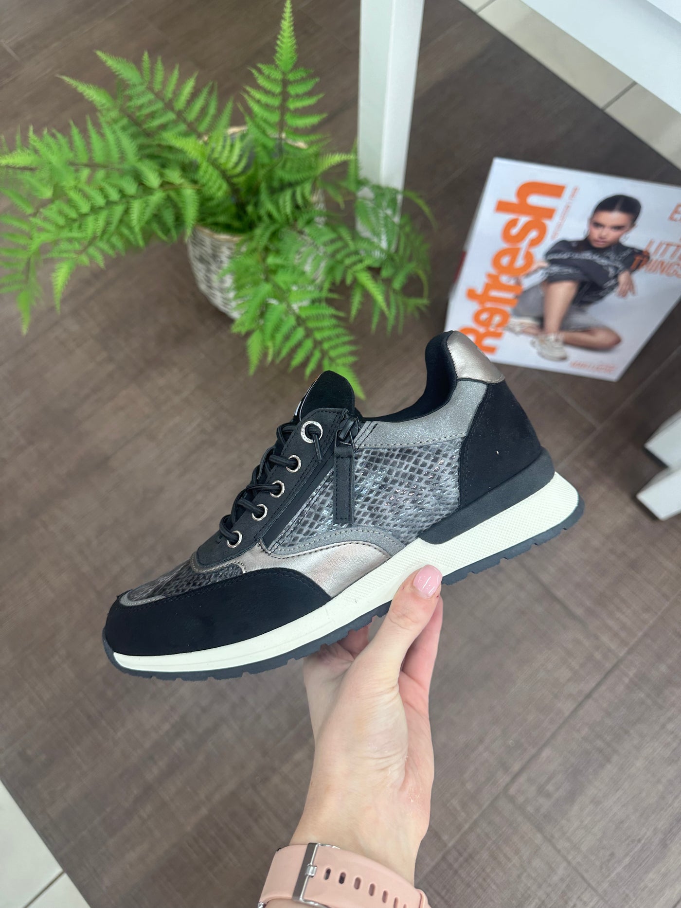 Refresh – Trainers in Black & Silver with Snake Print Detail 172960